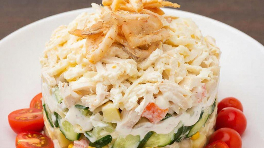 Салат «Столичный» с курицей и крабовыми палочками как в ресторане: нежный и сочный
