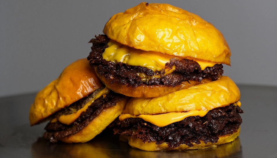 Как плоские котлеты перевернули мир фастфуда. Где есть смешбургеры в Москве