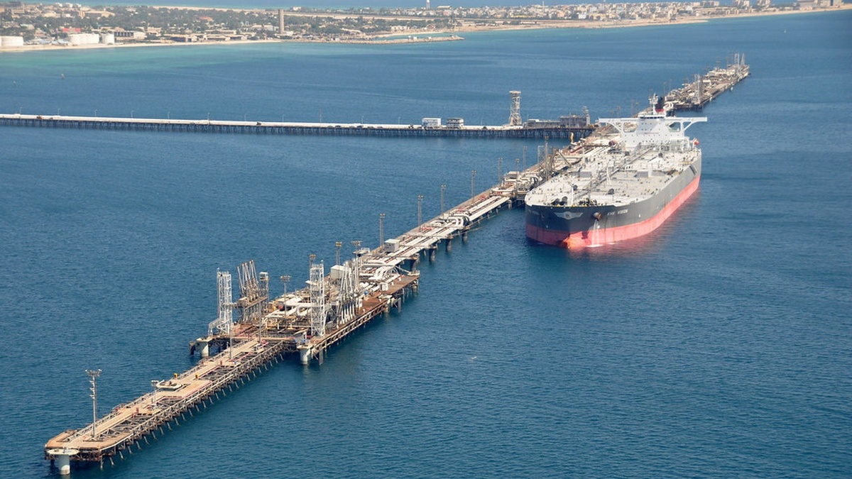    Танкер загружается у нефтяного терминала острова Харк.