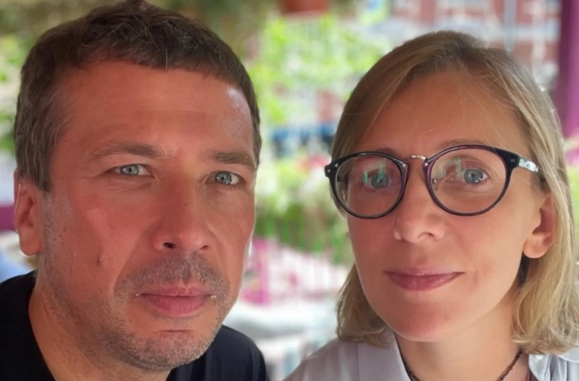 После развода - он остался с детьми в России, а она уехала за границу к новой любви. Как теперь живет актер Андрей Мерзликин?