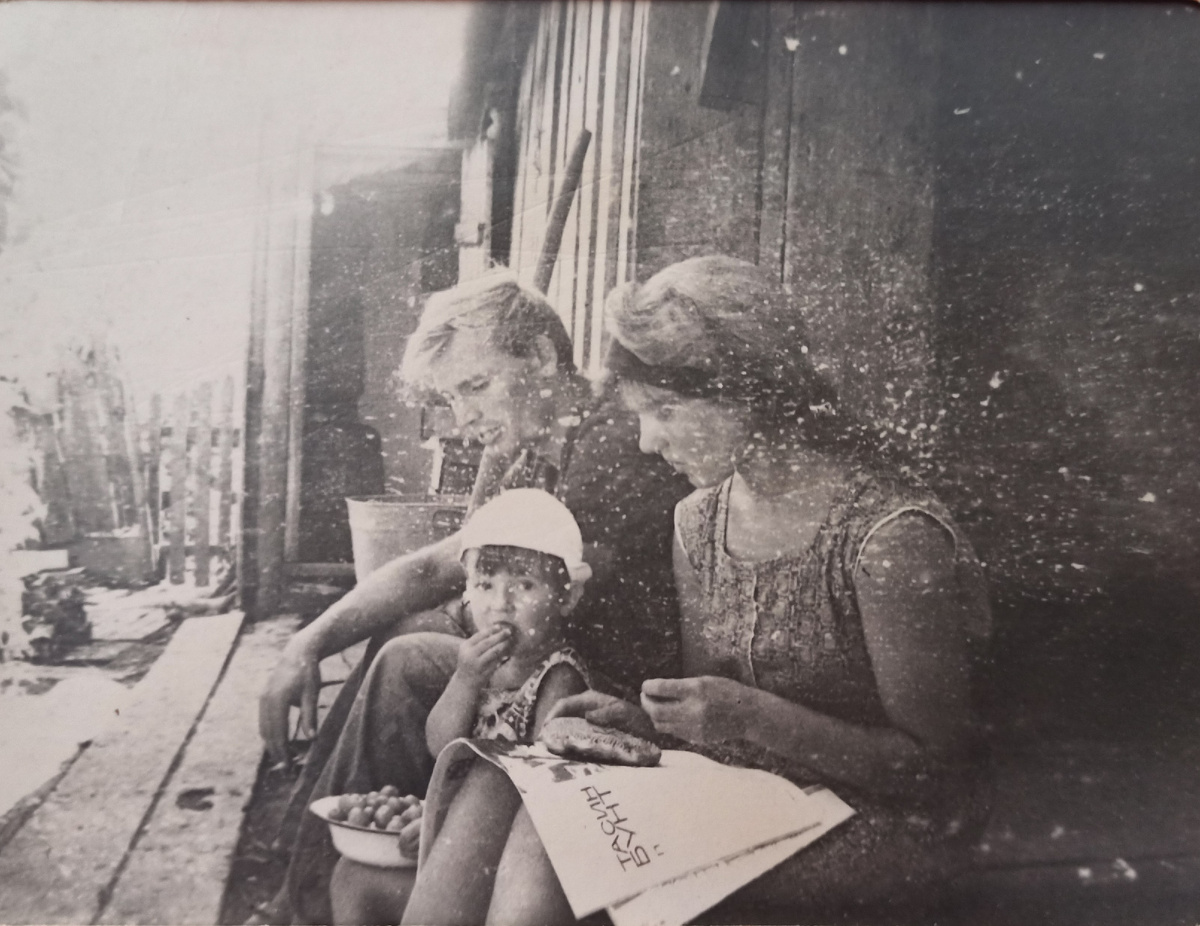 Конец 1960-х. На крыльце того самого бабушкиного дома, где мы проводили почти каждое лето — мои папа, мама и моя старшая сестра. В руках у мамы старый номер журнала „Вокруг света“ за тот самый 1962 год. Удивительное совпадение: журнал словно напоминает о времени, когда всё в семье изменилось В галерее есть еще кадр 👉