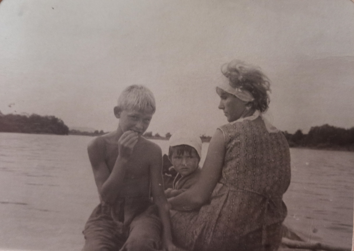 Река Уссури. Мама с сестрой и племянником. Конец 1960-х.