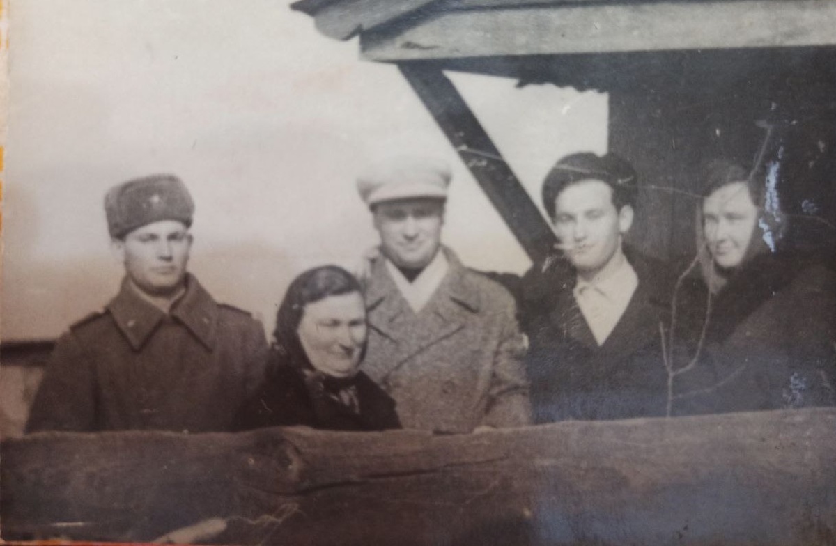 Зима 1961–1962 года. Одна из последних встреч семьи при жизни деда. Он — в центре, в своей неизменной светлой кепке, окруженный любовью супруги и сыновей. Мой папа (крайний слева) приехал со службы, чтобы повидаться с родными. Справа - старшая и единственная сестра Ольга. Они еще не знают, что эта зима — прощальная, но в каждом взгляде здесь — тепло и единство