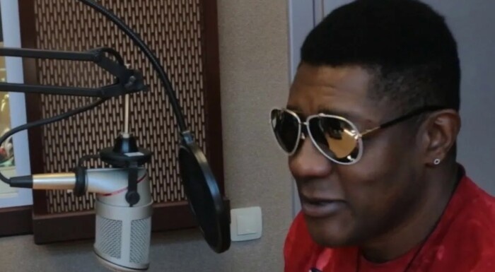    На волнах радиоэфира: Пьер Нарцисс во время работы на «Хит FM».