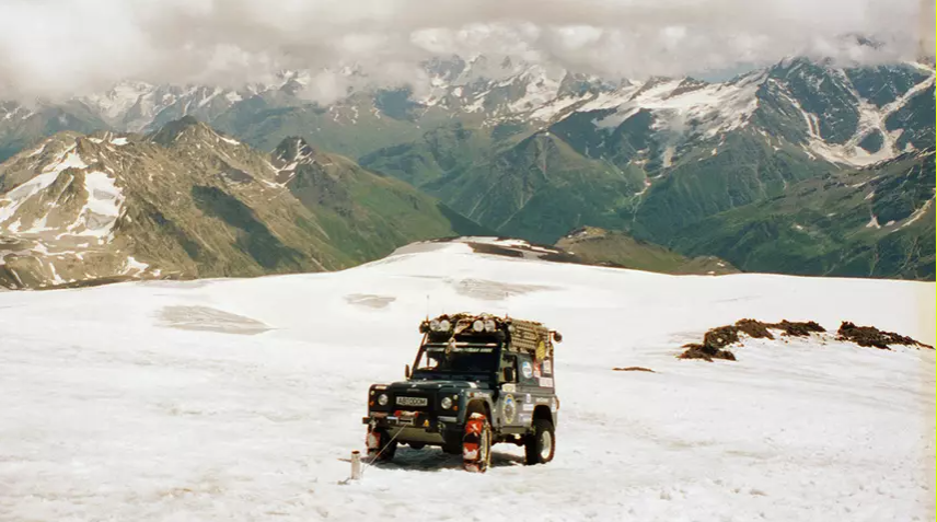 Land Rover затаскивают на эльбрус Лебедками