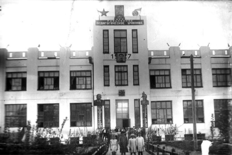    Здание главного корпуса Рубцовского педагогического училища. Архивное фото. Источник: rub-rpc.ru