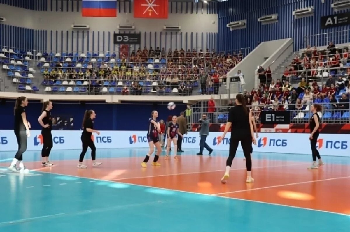    В Туле вручили спортивный инвентарь юным волейболистам