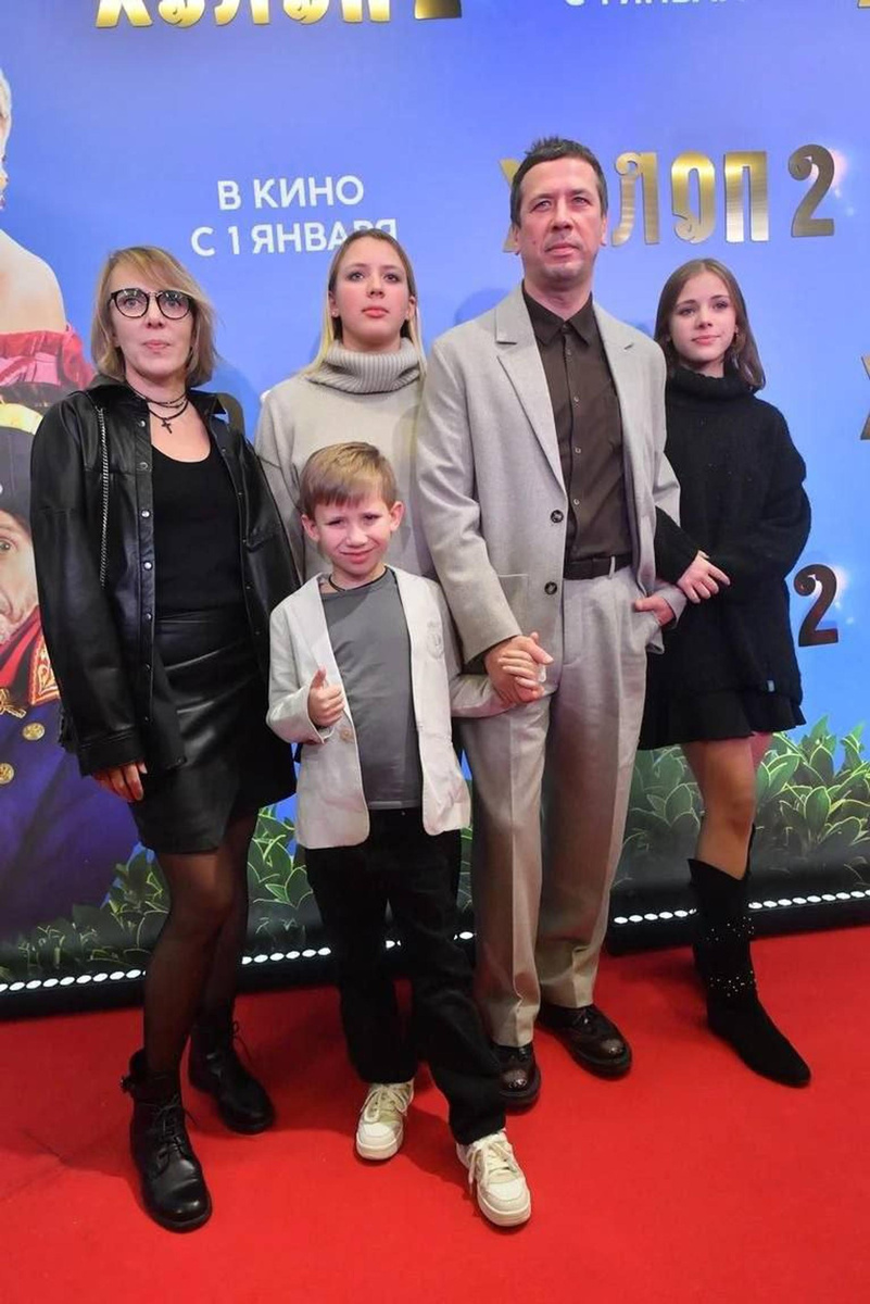    Андрей Мерзликин с семьей. Фото: ТГ-канал Mariapogas