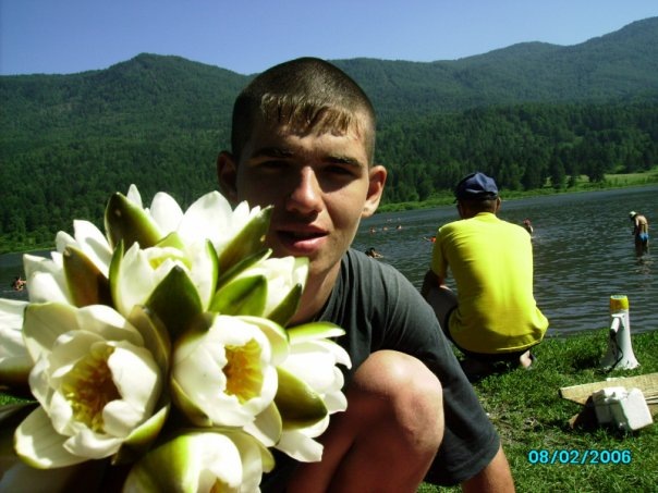 2006 год) Лилии речные в руках. Моя Нютка любит лилии)