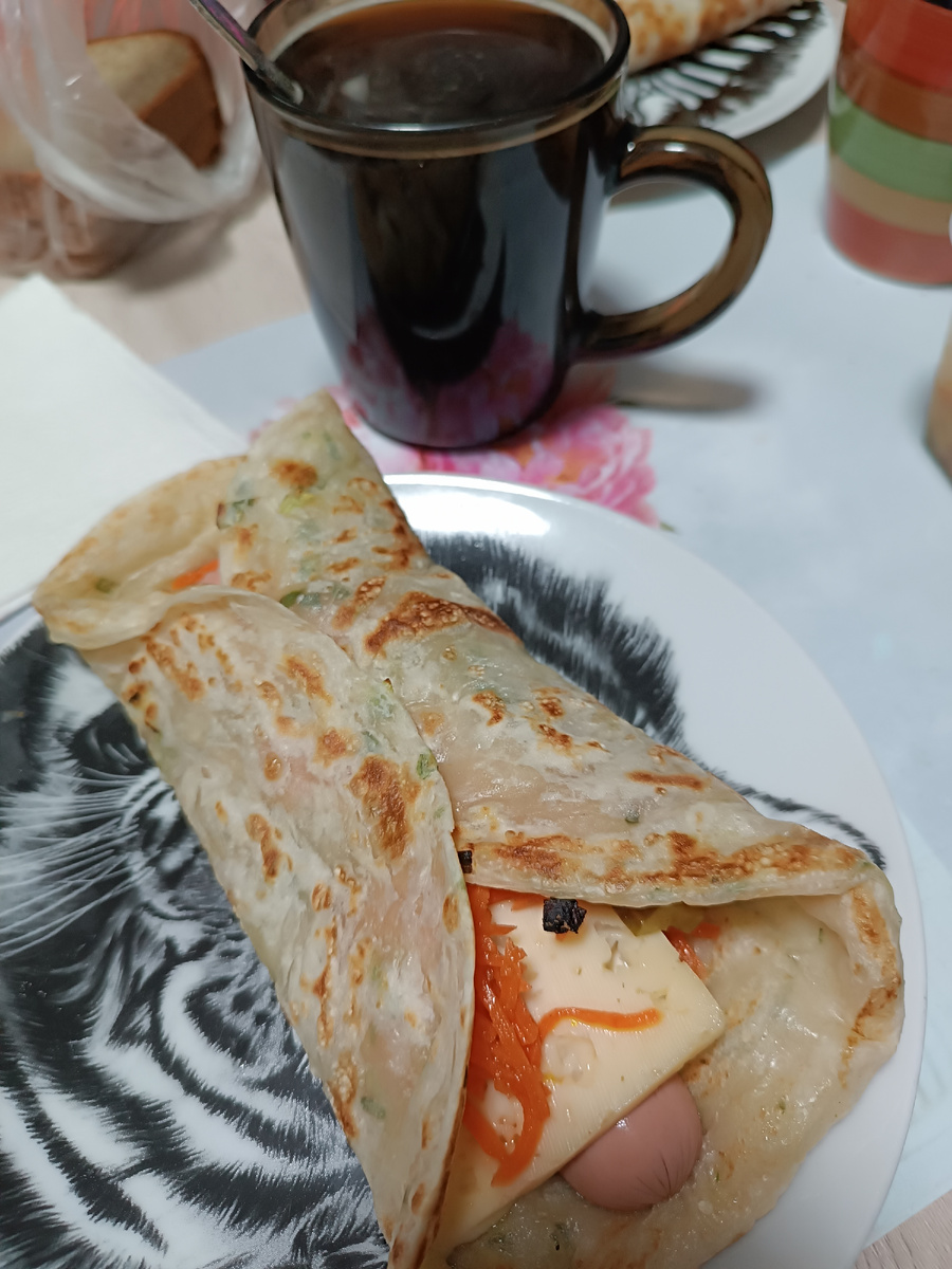 Лепешка Роти с начинкой и кофе 