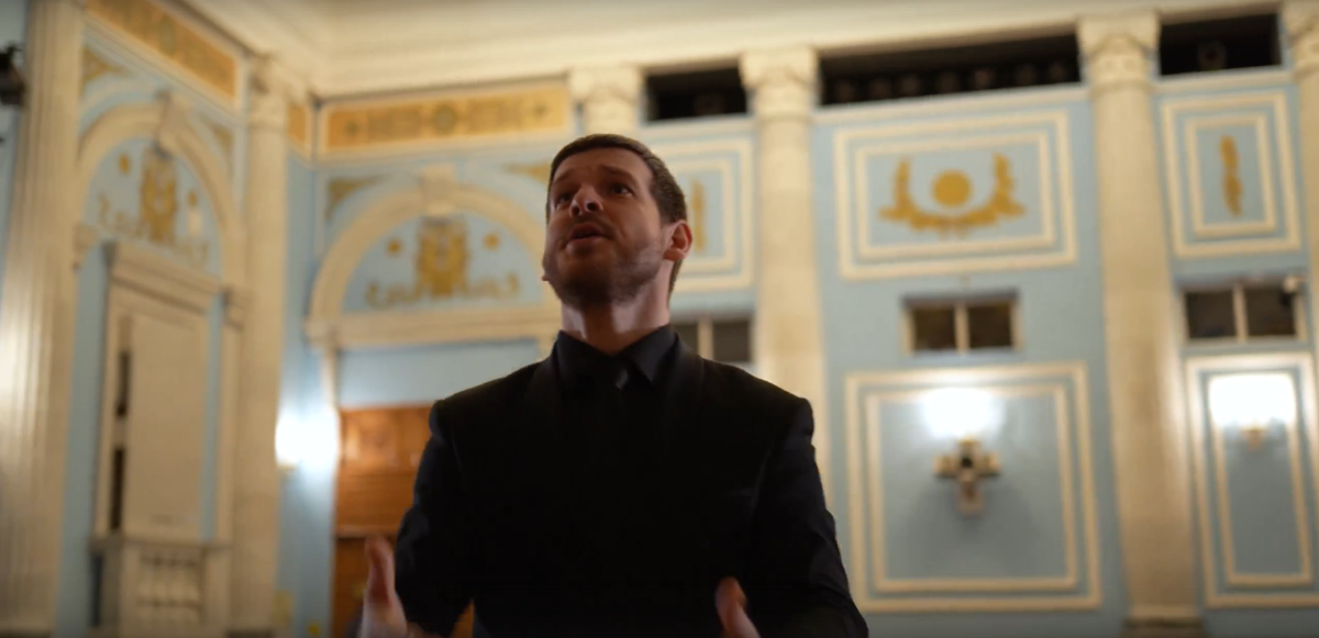 Скриншот с видео Архиерейский мужской хор «Аксиос» / vk.com