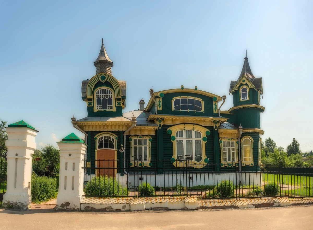 Особняк купца Шорина,сейчас в нем  располагается Дом народного творчества и ремёсел. Живет царь Горох.