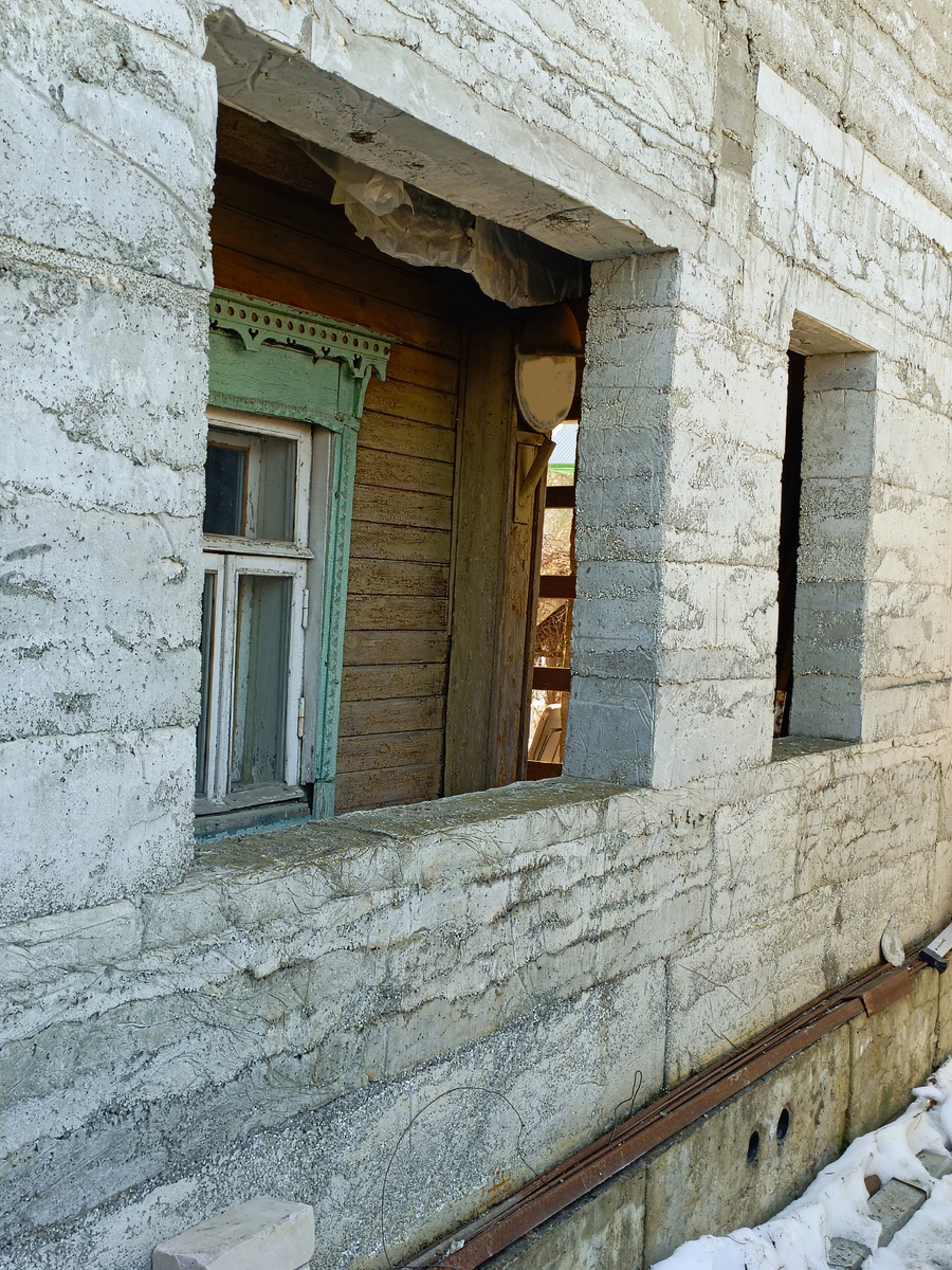 Старый дом внутри нового