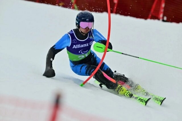    У Алексея врождённая дисмелия правой кисти, на заездах он пользуется одной лыжной палкой. Фото: FIS