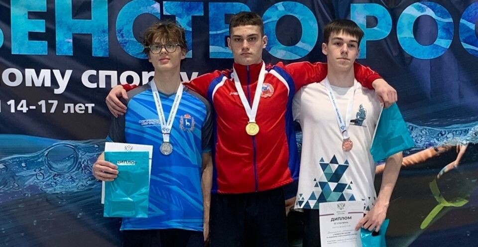    Кирилл Паринов (в центре) завоевал в Саратове четыре личных медали. Фото: СШ "Дельфин", Бийск