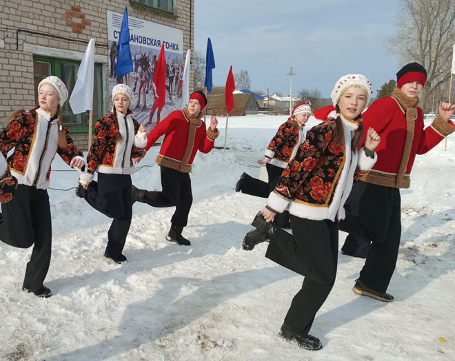 
Праздник открывает коллектив «Мозаика» ЦРК «Встреча» танцем «Гуляй, Россия!»