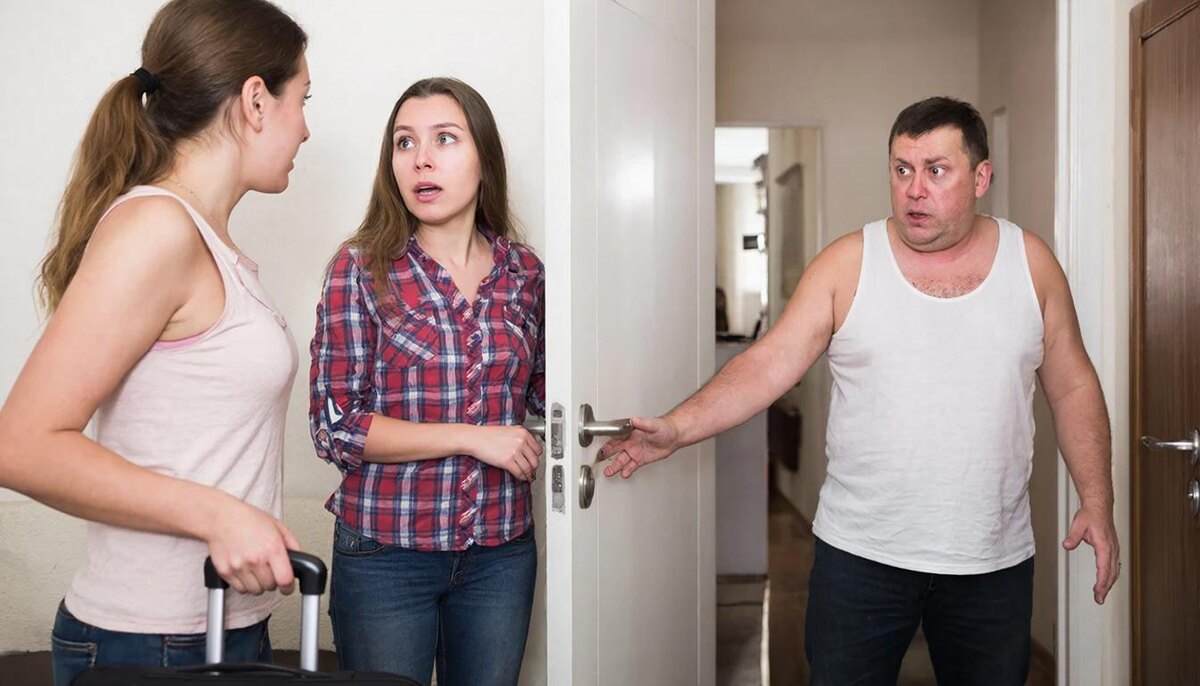 В прихожей стояли чужие люди