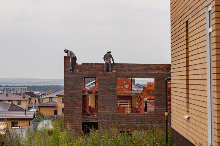    Средняя площадь строящегося дома — 106,5 «квадрата», средняя стоимость договора подряда — 6,9 млн рублей, а средний строк строительства — 7 месяцев. Фото: «БИЗНЕС Online»
