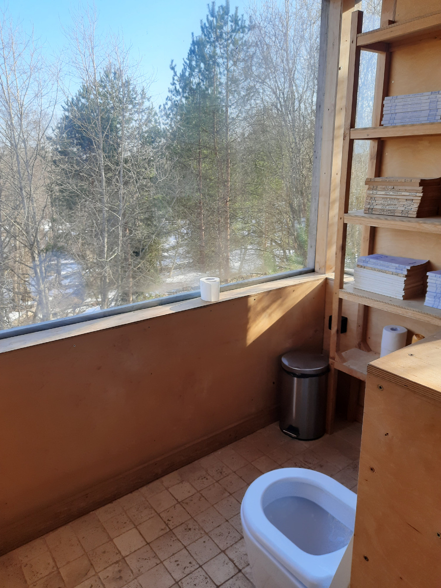 Арт об,ект "туалет на горе"