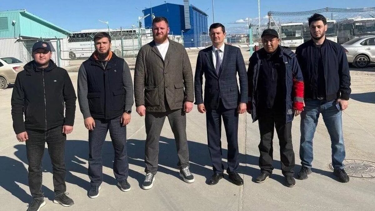 Сотрудники Генконсульства Казахстана в Санкт-Петербурге с казахстанцами, работающими в вахтовом поселке в Усть-Луге © Photo : Генконсульство Казахстана в Санкт-Петербурге