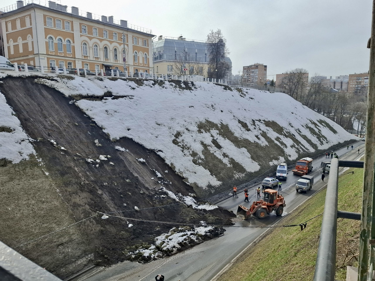 Вид на оползень и "трубу" сверху. Улица, где мы объезжали - тоже видна. Фото из интернета - мы не снимали. Где-то остановиться в таких условиях было невозможно