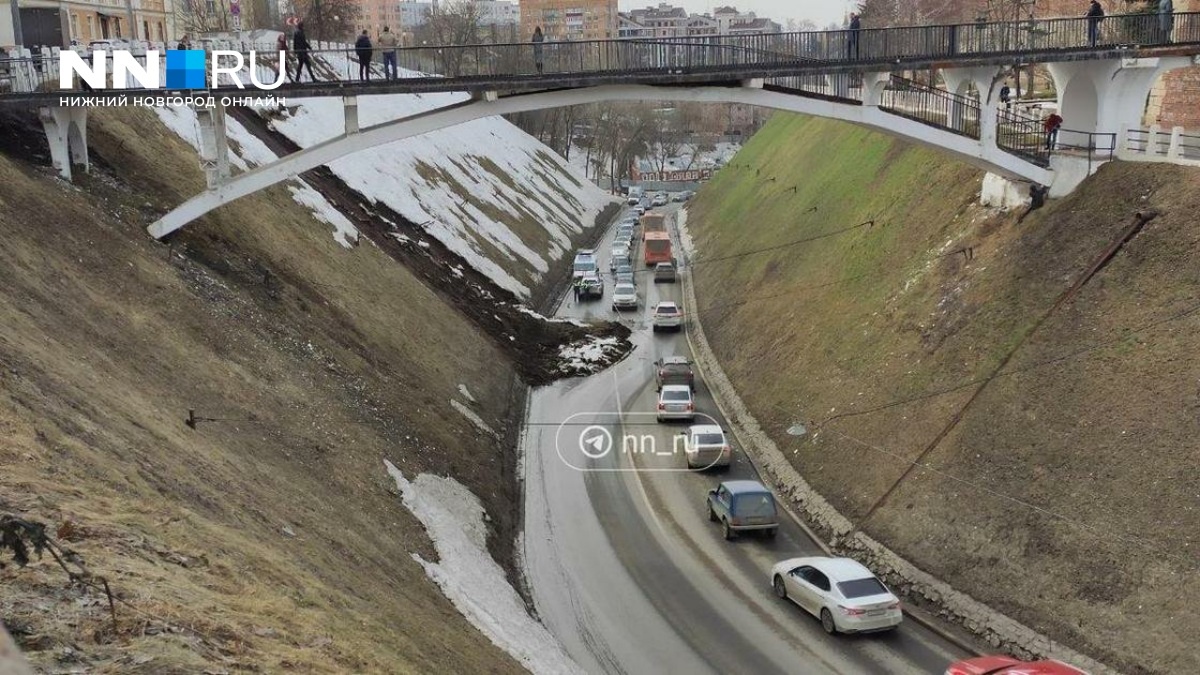 Здесь дорогу перекрыть ещё не успели