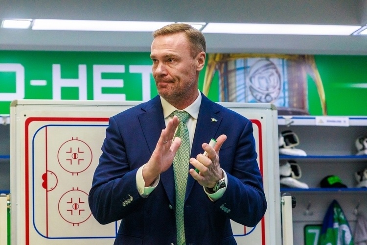    Виктор Козлов сумел со скромным составом, который усилили только по ходу сезона, дойти до плей-офф.   
Фото: hcsalavat.ru