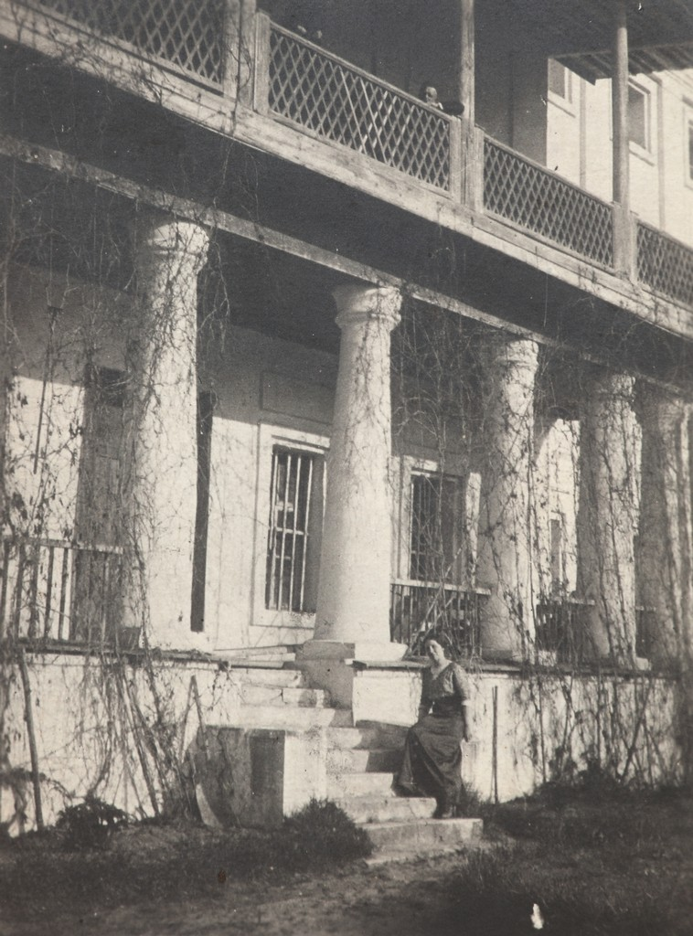 Неизвестный фотограф начала 20 века. Терраса главного дома в Полотняном Заводе, Государственный музей Александра Сергеевича Пушкина, Москва © Public domain