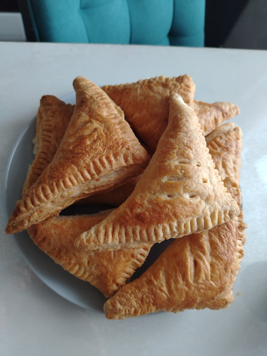 Слойки с сыром и колбасой.