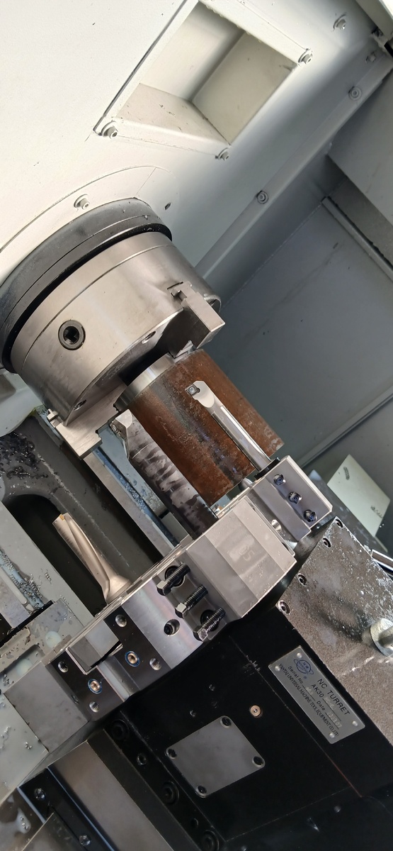 В марте стали появляться упрощённые версии цифровых двойников, которые уже доступны обычным цехам. Они позволяют заранее проверить траекторию инструмента, выявить возможные столкновения и быстрее обучать новых операторов.