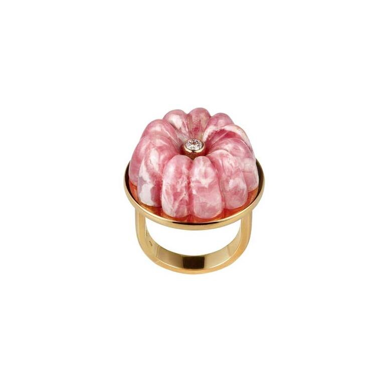 Кольцо Cora Sheibani «Клубника со сливками» из желтого золота с резным родохрозитом. Доступно на сайте kultia.com.