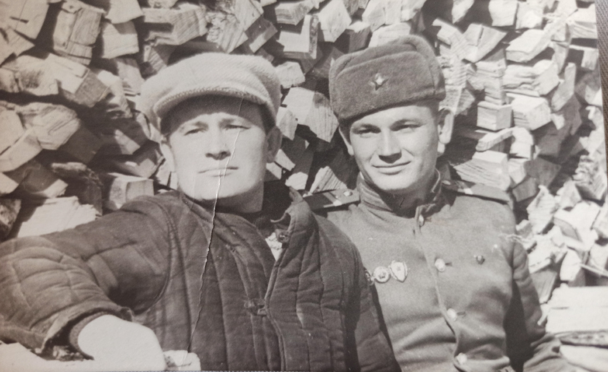 1961 год. Мой дед и мой отец (в форме). Через полгода деда не станет, но его взгляд и черты навсегда останутся жить в его сыновьях