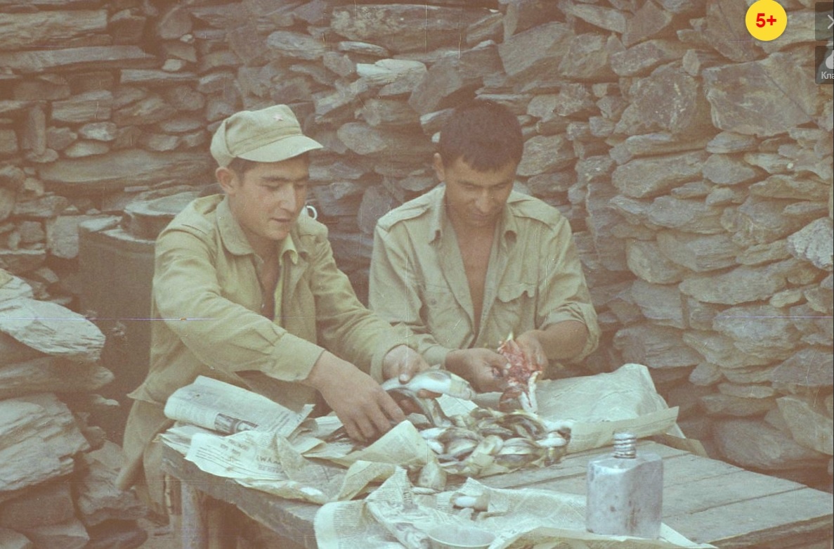 Руха, Панджшер, Тринадцатый пост, бойцы Александра Ашихмина готовят рыбу маринку к ухе. 