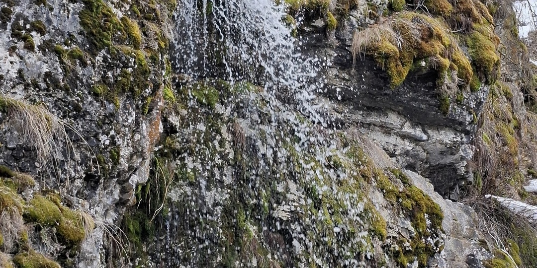 Сухие водопады на реке Ай проснулись. Успевайте на них посмотреть!
