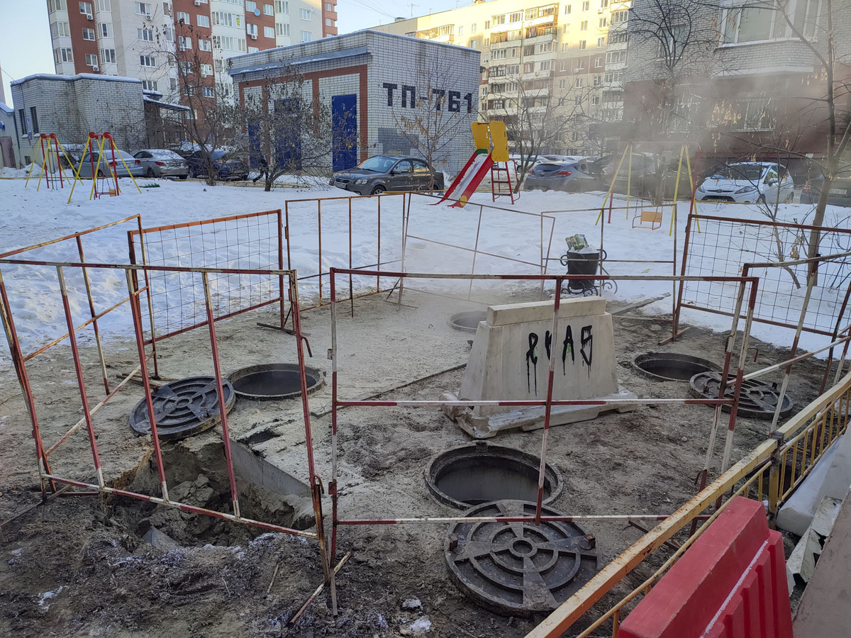 Центральная часть поселка затоплена канализацией, а подвалы многоквартирных домов залиты нечистотами.  Фото: ФедералПресс / Ирина Ромашкина