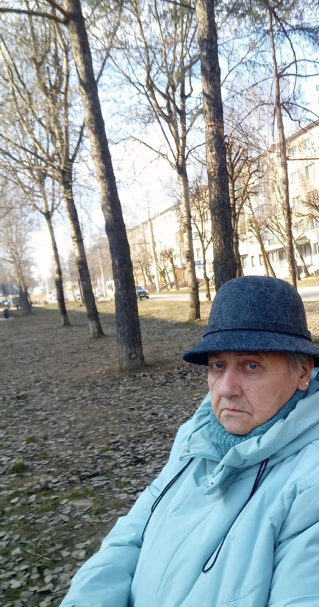 Вот такая я противоречивая после поликлиники в пятницу. Нахлобучили столетнюю шляпу и не дали снять. Сижу как сова на ветке. Фото авторское