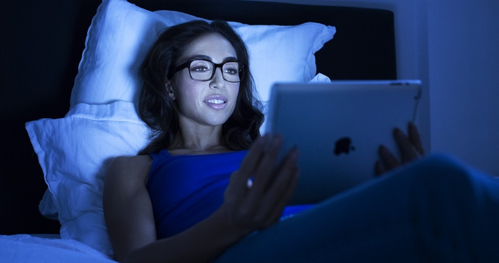 Гаджеты старят кожу? Косметолог рассказал, нужно ли защищаться от синего излучения