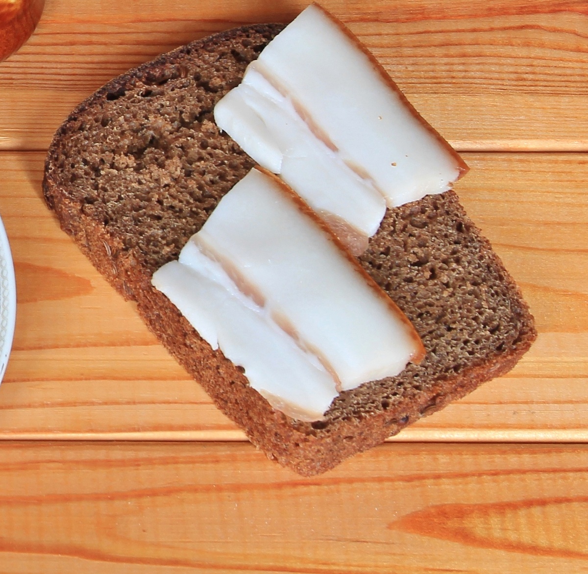 Сало - самый эффективный способ запустить работу печени. Оно мягко стимулирует выход желчи иснимает спазмы с внутрипеченочных протоков