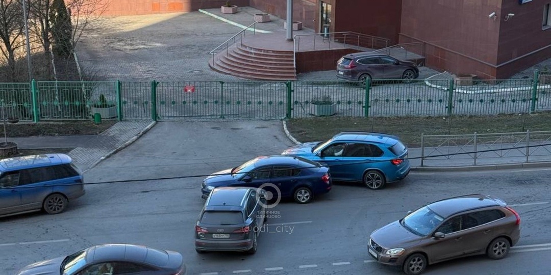 Утренняя авария возле круглой школы