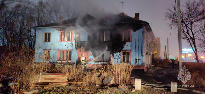 Нередко аварийные бараки сгорают в подходящий момент / фото: МЧС России по Хабаровскому краю