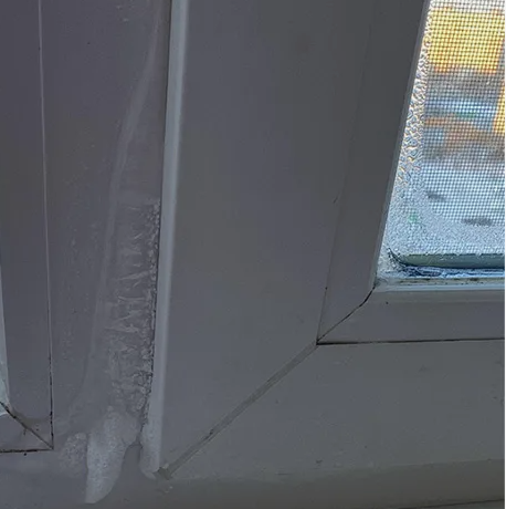 Из пластикового окна дует