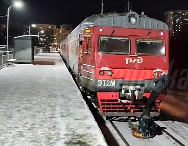 Зацеперские покатушки на привязанной к электричке «ватрушке» в Петербурге readovka.news