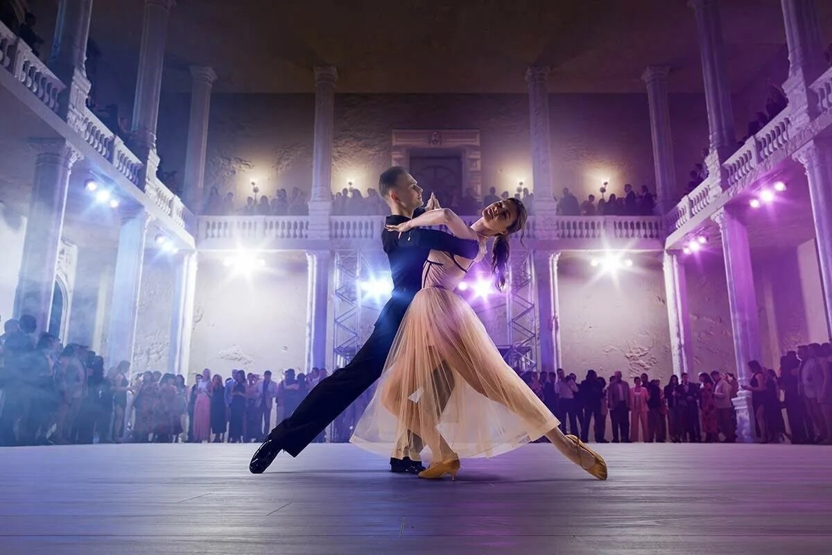 Фото с сайта: https://thedemostop.com/blogs/professionals/dancer/famous-ballroom-dancers/