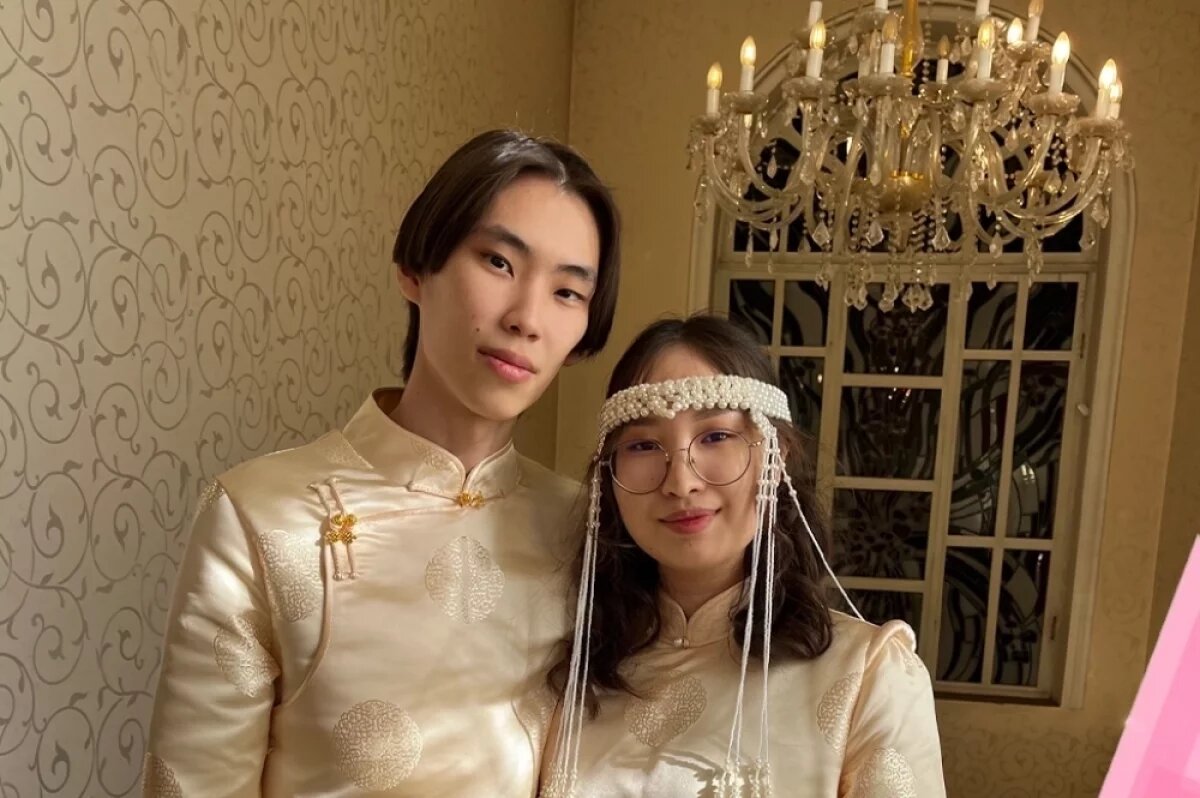    Выпускники из Тывы поженились в Томске в национальных костюмах