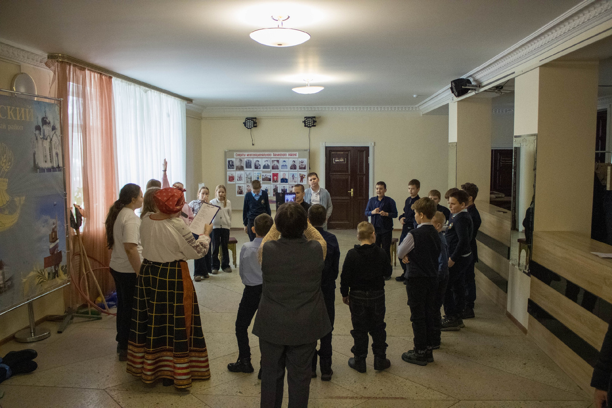  Валенки не раз спасали русского человека во времена невзгод. В старину валенки считались ценным подарком, и иметь собственные валенки было престижно. Присутствующие узнали о том, как делается любимая обувь россиян, чем валенок являлся для простого человека на Руси и почему его так называли.