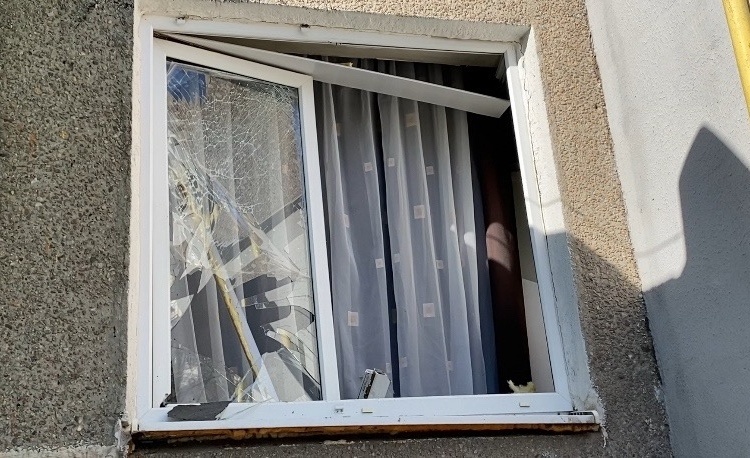     В Курской области из-за атак ВСУ повреждены 3 дома и автомобиль