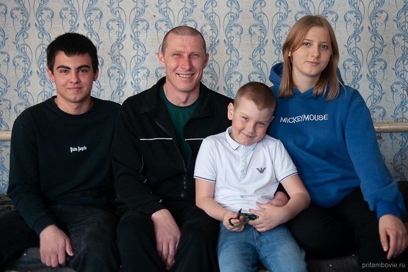 Один за всех: история многодетной семьи из Притамбовья, где за старшего только папа