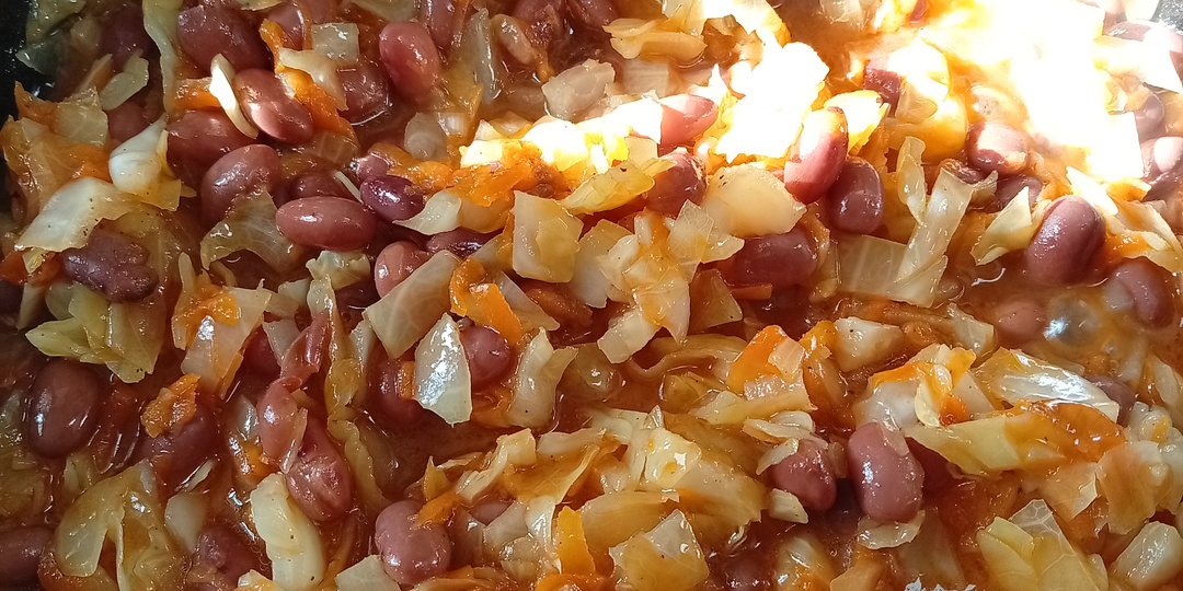 Капуста, тушеная с фасолью