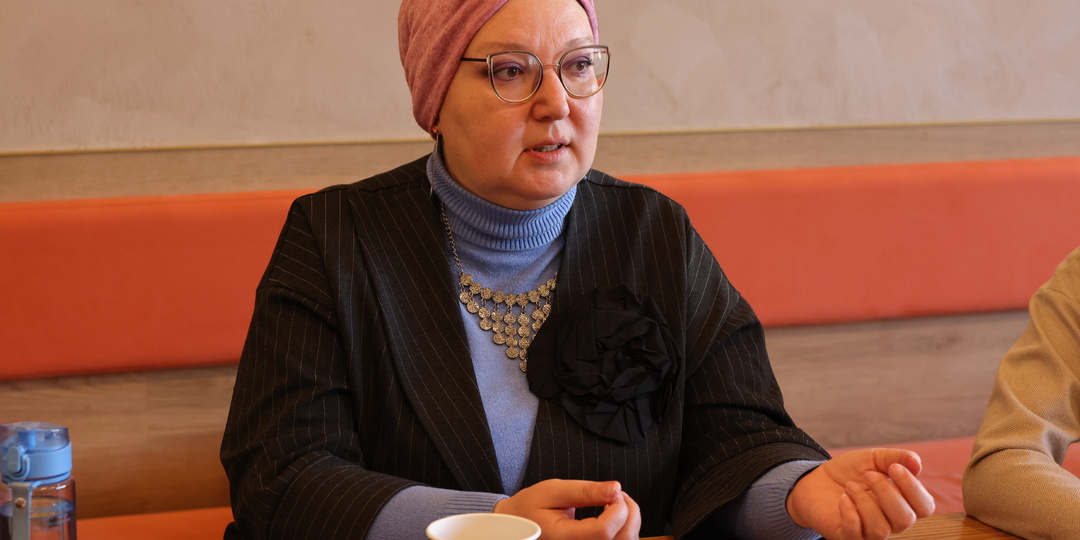 Орнамент в лоб и платья из ансамбля: дизайнеры и историки — о том, как дешевый атлас убивает татарскую идентичность в кино и театре