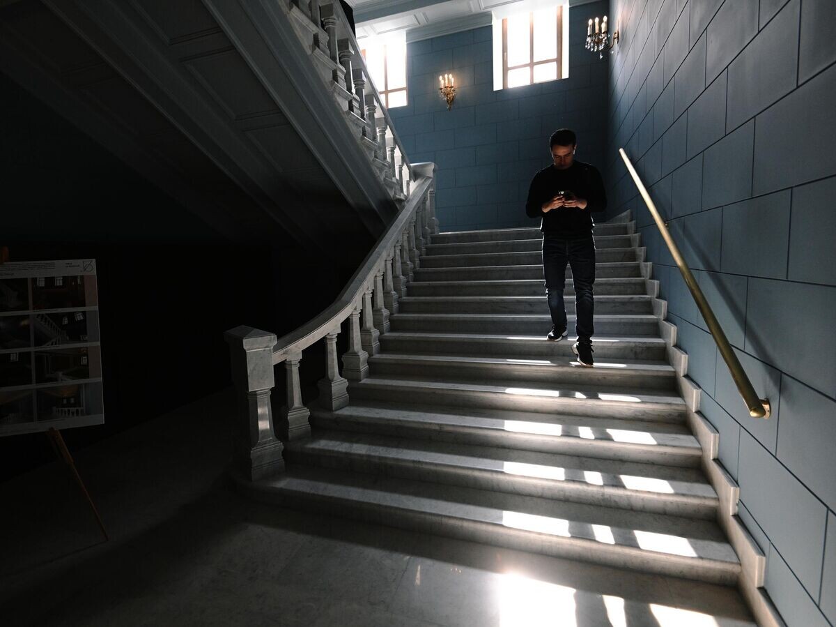    Посетитель на лестнице Московского драматического театра на Бронной в Москве | © РИА Новости / Григорий Сысоев